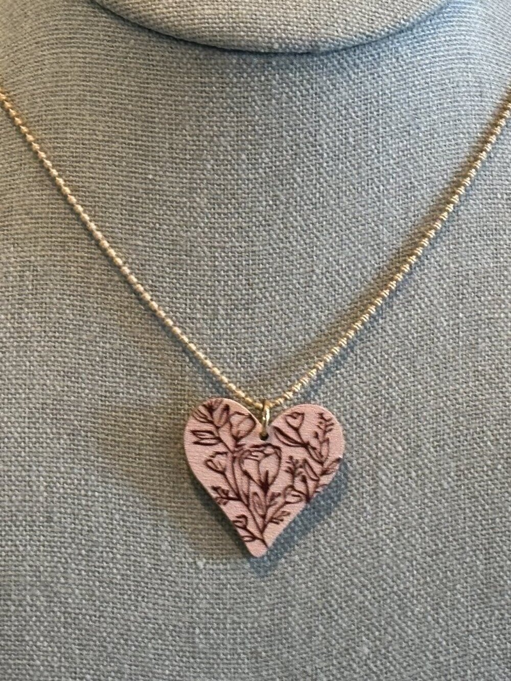 NWT Beautiful Necklace Floral Wood Heart Pendant & Gold Tone Ball Chain